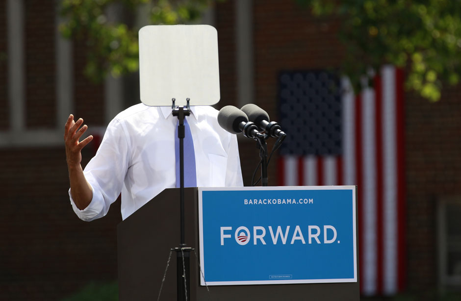 Le 21 août 2012 dans l'Etat de l'Ohio aux Etats-Unis, un téléprompteur dissimule le visage du président américain Barack Obama lors de son discours à l'Université de la Capitale à Columbus. REUTERS / Kevin Lamarque