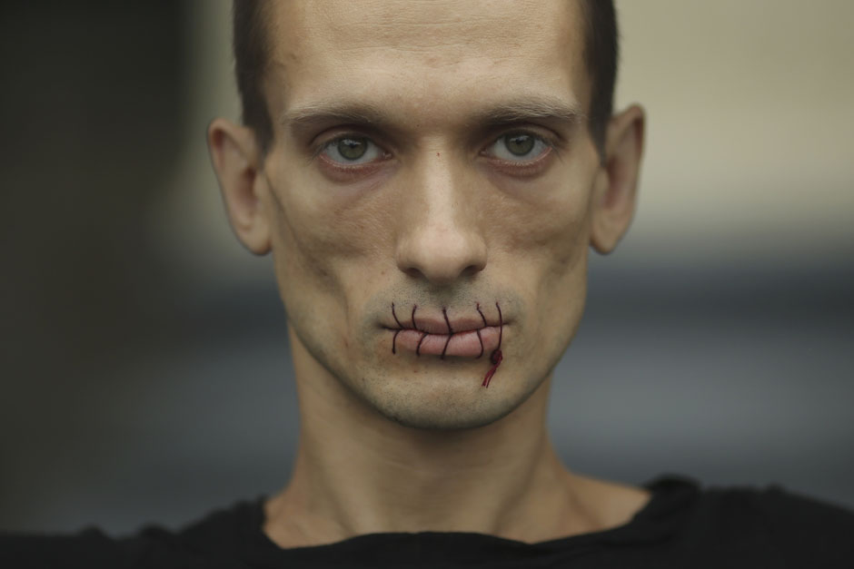 Le 23 juillet 2012 près de la cathédrale de Kazan à Saint Petersburg, l'artiste Pyotr Pavlensky a cousu ses lèvres pour soutenir le groupe féminin Pussy Riot actuellement en prison. REUTERS / Maxim Zmeyev