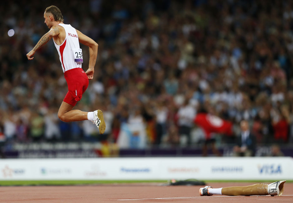 Le 3 septembre 2012 dans le stade olympique de Londres, l'athlète polonais Kukasz Mamczarz pendant la finale du saut en hauteur masculin F42 lors des Jeux Paralympiques de Londres 2012. REUTERS / Andrew Winning