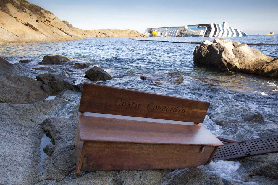 Le 20 janvier 2012, sur le bord de l'île Giglio en Italie se retrouve un banc gravé du nom de la croisère Costa Concordia. REUTERS / Paul Hanna