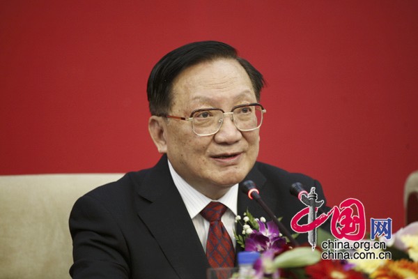 Le 6 décembre, M. Tang Jiaxuan, président d'honneur de l'ATC, prononce un discours lors du symposium national de traduction en Chine.