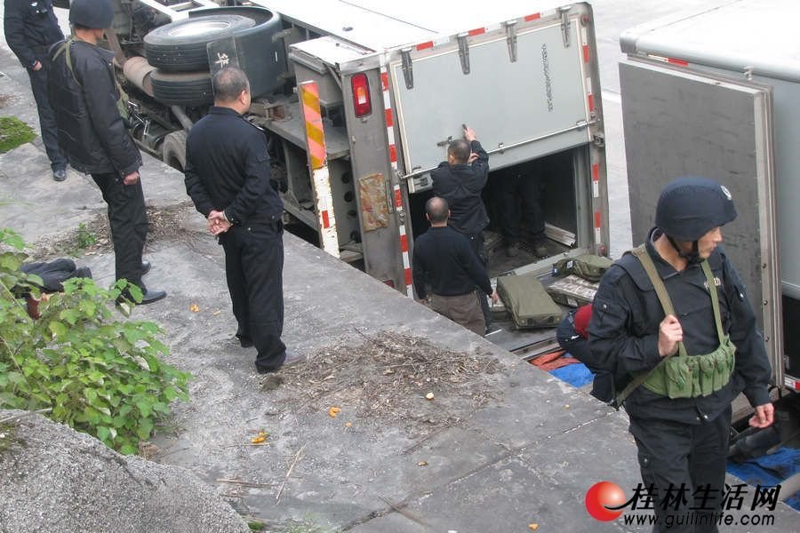 La police protège un fourgon blindé transportant 600 millions de Yuans renversé sur une route du Guangxi (5)