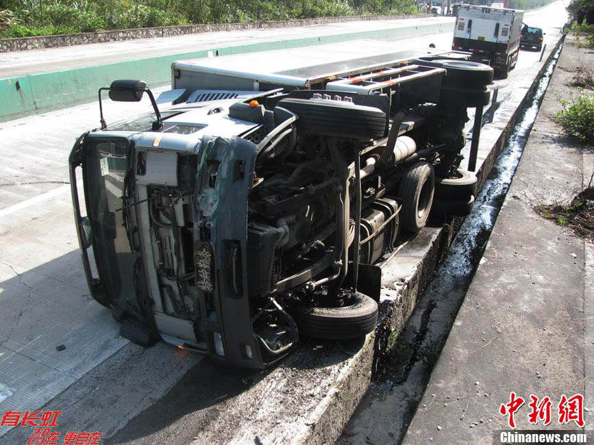 La police protège un fourgon blindé transportant 600 millions de Yuans renversé sur une route du Guangxi (4)