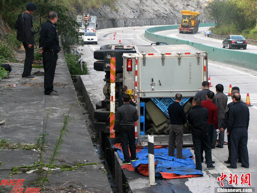 La police protège un fourgon blindé transportant 600 millions de Yuans renversé sur une route du Guangxi