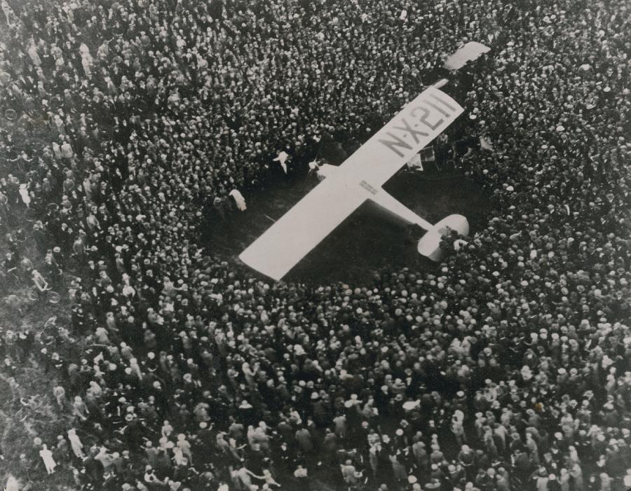 Charles Lindbergh pays a visit to crowd in England" par Corbis Corp. récolte environ 5 250 dollars au cours de la vente aux enchères chez Christie's à New York, aux États-Unis, le 6 décembre 2012. 