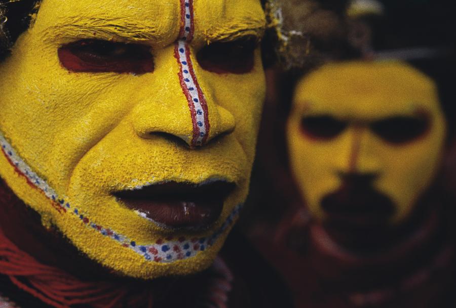 "Huli Tribesman, Papua New Guinea, 1998" par Jodi Cobb récolte environ 1 250 dollars au cours de la vente aux enchères chez Christie's à New York, aux États-Unis, le 6 décembre 2012. 