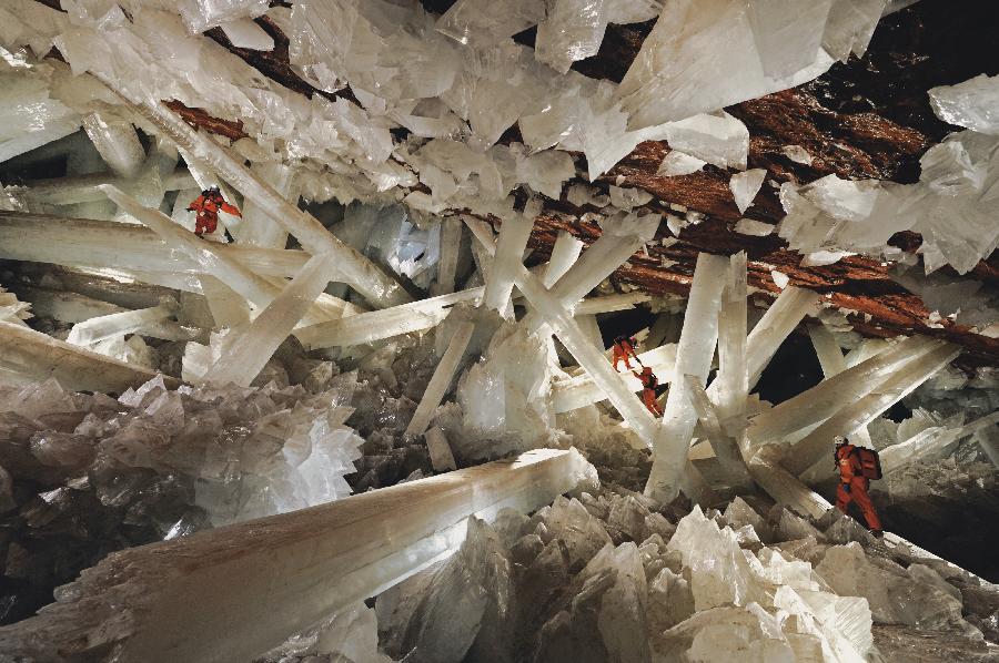 "Cave of Crystals, Naica, Chihuahua, Mexico, c. 2008" par Carsten Peter (b. 1958) récolte environ 2 750 dollars au cours de la vente aux enchères chez Christie's à New York, aux États-Unis, le 6 décembre 2012. 