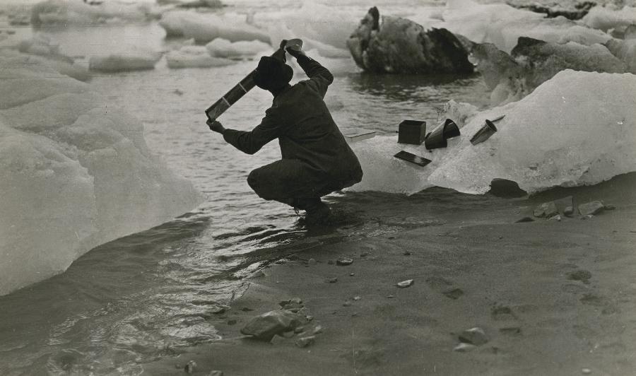 "A photographer processes film among ice bergs in seawater, Alaska" par Oscar D. Von Engeln récolte environ 2 375 dollars au cours de la vente aux enchères chez Christie's à New York, aux États-Unis, le 6 décembre 2012. 