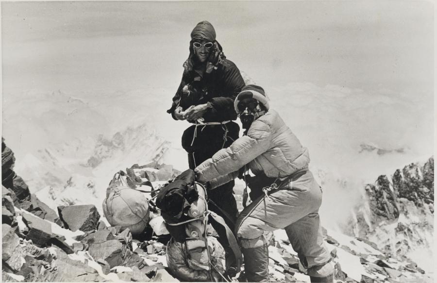 "Edmund Hillary & Tenzing Norgay, Mount Everest, 1953" par Royal Geographical Society récolte environ 6 875 dollars au cours de la vente aux enchères chez Christie's à New York, aux États-Unis, le 6 décembre 2012. 