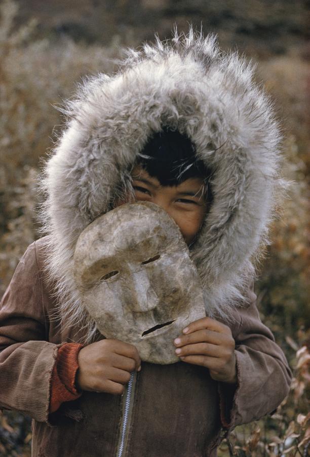 "A Nunamiut Boy and Mask, Alaska, c. 1958" par Thomas J. Abercrombie récolte environ 11 250 dollars au cours de la vente aux enchères chez Christie's à New York, aux États-Unis, le 6 décembre 2012. 