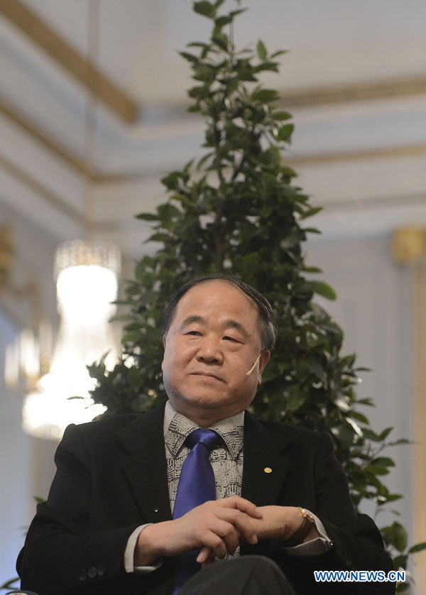 Mo Yan, lauréat du prix Nobel de littérature de cette année, participe à une conférence de presse, à Stockholm, capitale suédoise, le 6 décembre 2012. 