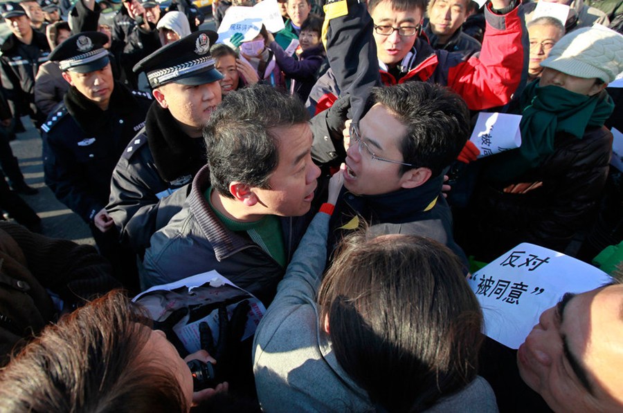 Des manifestants contre une fraude de l'EIE du TGV Beijing – Shenyang (6)