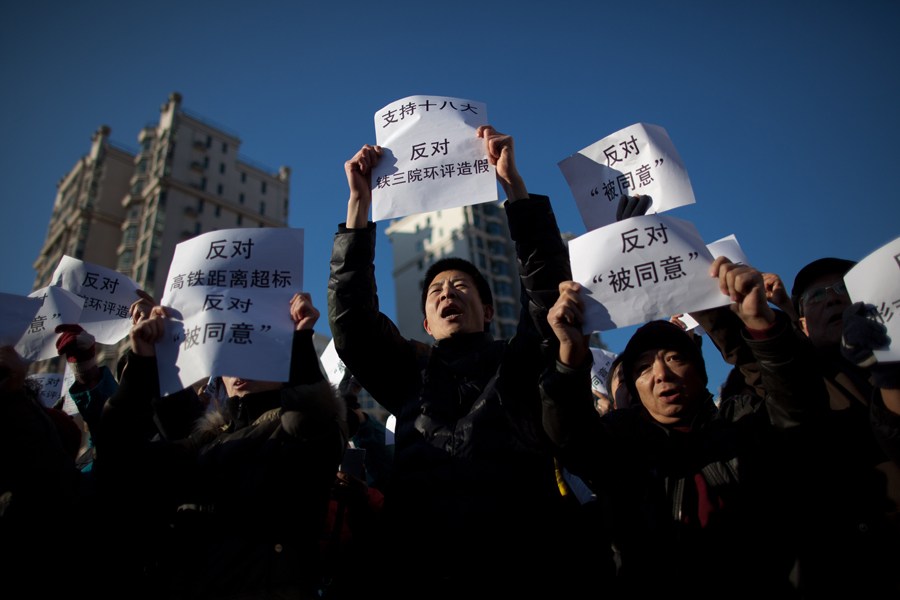 Des manifestants contre une fraude de l'EIE du TGV Beijing – Shenyang (2)