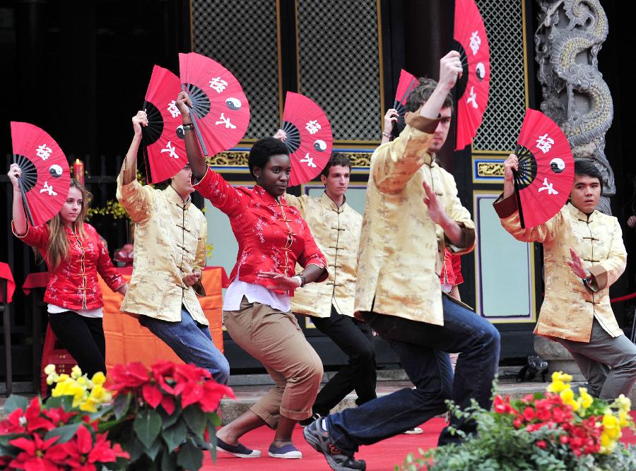 Des étudiants d'un programme d'échange ont présenté, dimanche 9 décembre 2012, un spectacle durant la cérémonie de leur passage à l'âge adulte, organisée dans le Temple de Confucius à Taipei, capitale de la province chinoise de Taïwan.