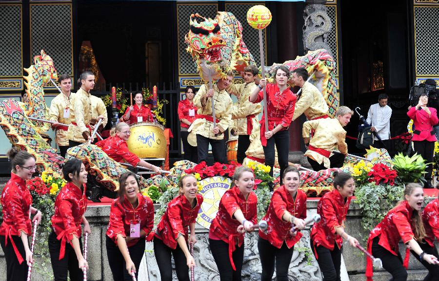 Des étudiants d'un programme d'échange ont présenté, dimanche 9 décembre 2012, un spectacle durant la cérémonie de leur passage à l'âge adulte, organisée dans le Temple de Confucius à Taipei, capitale de la province chinoise de Taïwan.