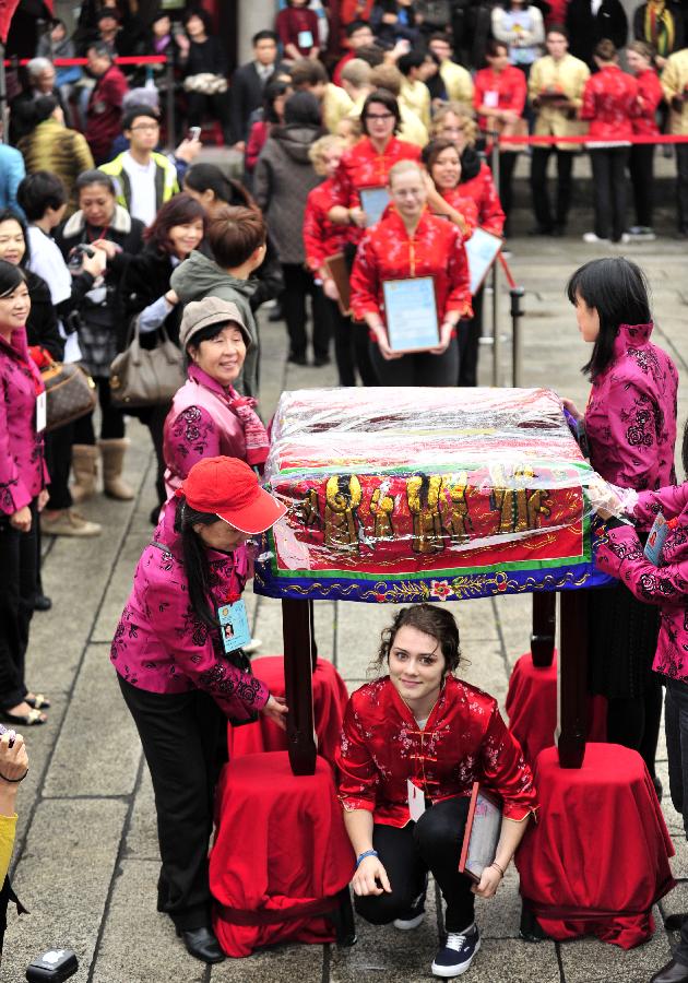 Une jeune femme lors de la cérémonie du passage à l'âge adulte, organisée dimanche 9 décembre 2012, dans le Temple de Confucius à Taipei, capitale de la province de Taïwan en Chine. (Xinhua/Wu Ching-teng)