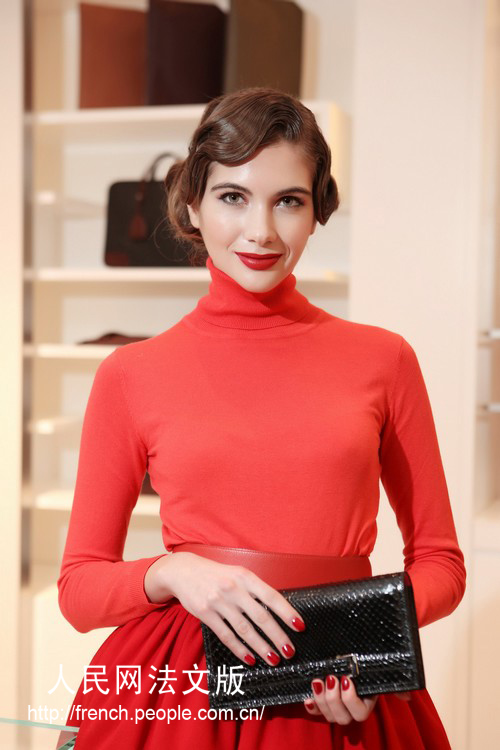 Un mannequin présentant un sac de Camille Fournet à l'intérieur de la boutique
