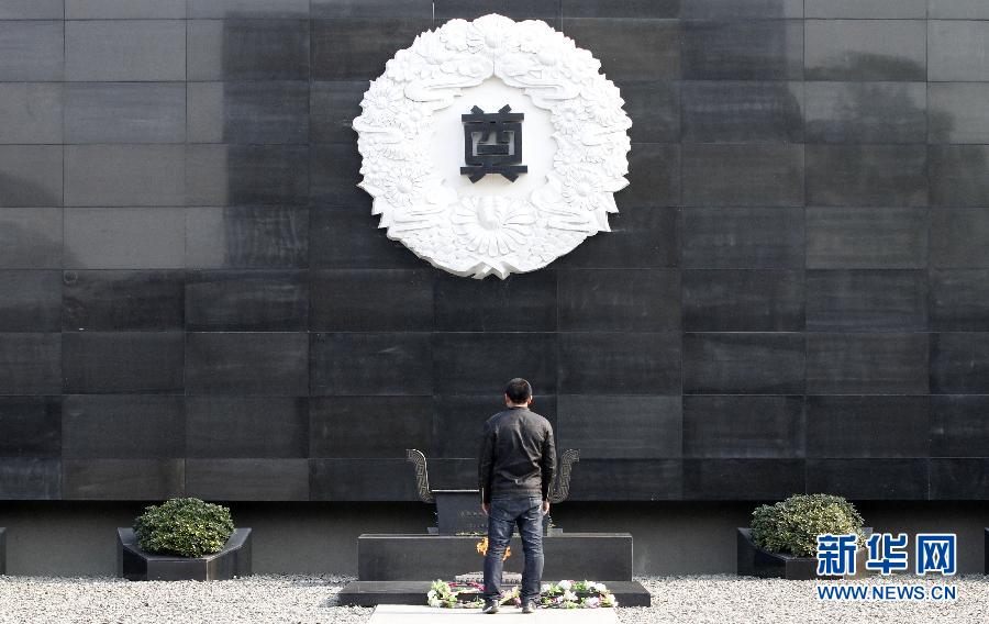 Le 11 décembre, un homme rend hommage aux victimes du massacre de Nanjing. (Photo : Xinhua / Dong Jinlin)