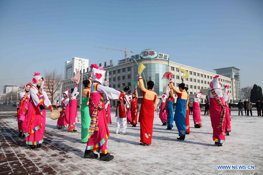 Des habitants dancent devant un théâtre à Pyongyang, capitale de la République populaire démocratique de Corée (RPDC), le 12 décembre 2012. Le pays a lancé mercredi un satellite et l'a placé avec succès sur orbite, a rapporté l'agence de presse officielle KCNA. (Xinhua/Zhang Li)