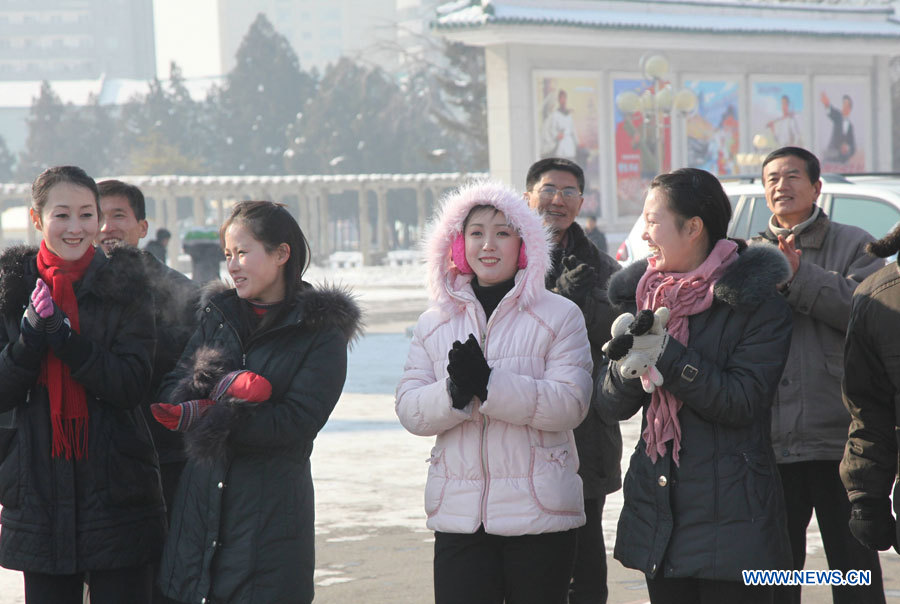Des habitants admirent une représentation de dance devant un théâtre à Pyongyang, capitale de la République populaire démocratique de Corée (RPDC), le 12 décembre 2012. Le pays a lancé mercredi un satellite et l'a placé avec succès sur orbite, a rapporté l'agence de presse officielle KCNA. (Xinhua/Zhang Li)