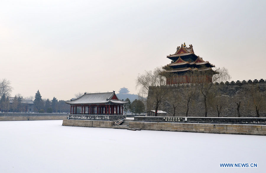 La tour d'observation de la Cité interdite sous la neige, à Beijing, capitale chinoise, le 12 décembre 2012. Une chute de neige a touché la ville mercredi. (Photo/Chen Haitong)