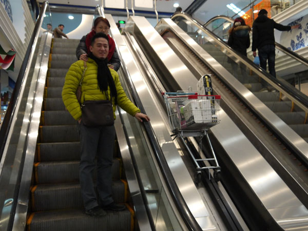Des caddies empruntent un escalator spécial, acheté en l'Allemagne pour 3 millions de yuans (481 000 $) et transporté vers la Chine sur un vol affrété pour 500 000 yuans. C'est le premier «supermarché du futur» sur le continent chinois à Hefei, capitale de la province d'Anhui, à l'est de la Chine, le 10 décembre 2012.