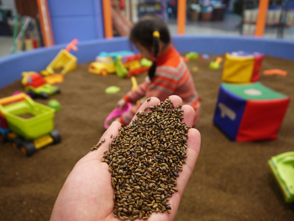 Le «sable» de l'aire de jeux gratuite pour les enfants dans le premier supermarché chinois high-tech, est en fait composé d'herbes chinoises, qui se trouve à Hefei, capitale de la province d'Anhui (est de la Chine), le 10 décembre 2012.