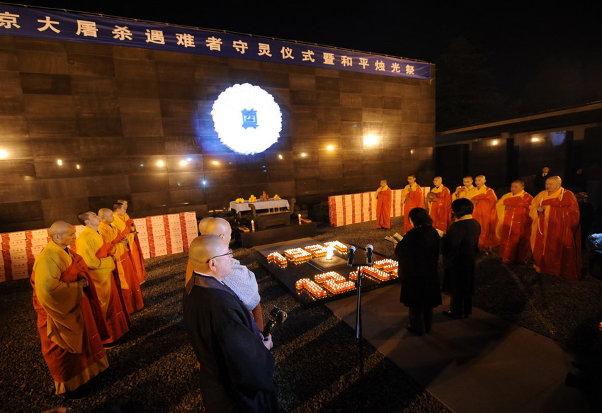 Le 12 décembre au Mémorial du massacre de Nanjing, des moines japonais (au milieu) et chinois  récitent le sutra et prient pour les victimes du massacre. (Xinhua / Sun Can)