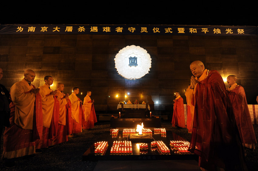 Le 12 décembre, les moines du temple Pilu de Nanjing récitent le sutra pour les victimes. (Xinhua / Han Yuqing)