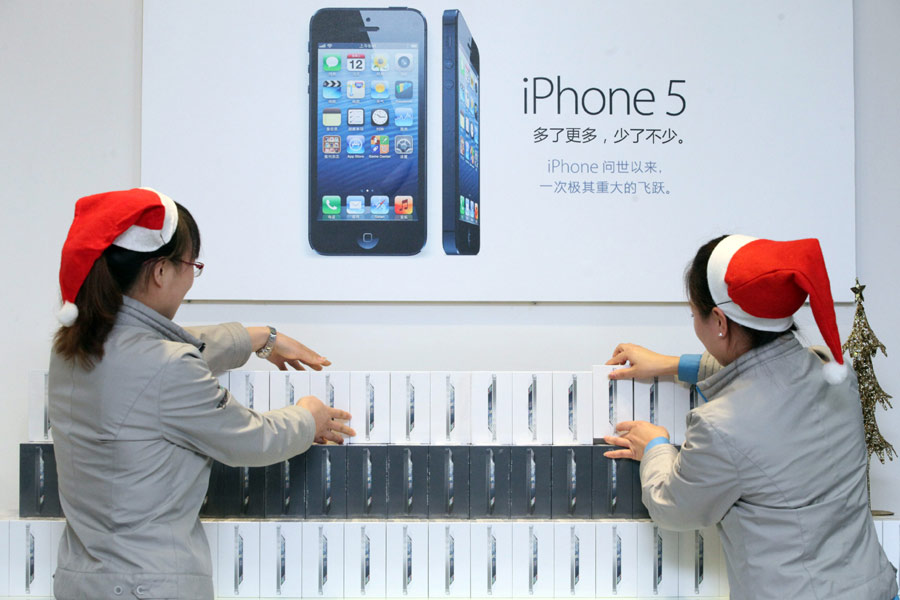 Les vendeuses dans une boutique numérique à Tianjin préparent pour le lancement de l'iPhone 5 le 13 décembre 2012. L'Apple lance l'iPhone 5 en Chine continentale aujourd'hui.