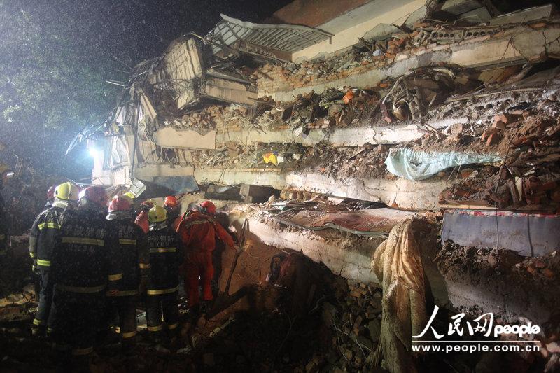Chine : effondrement d'un immeuble résidentiel, nombre de victimes inconnu (7)