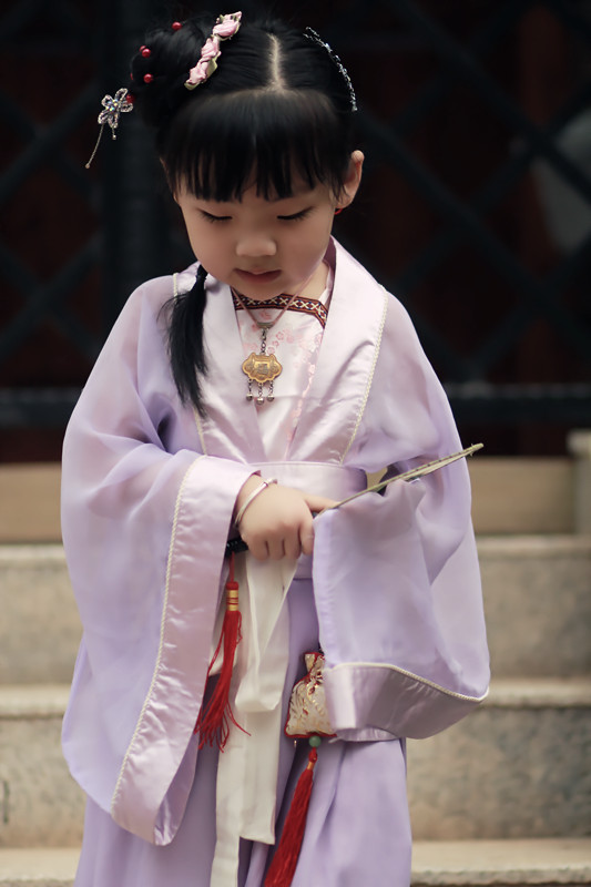 Adorable ! Une petite fille en costume traditionnel chinois (7)