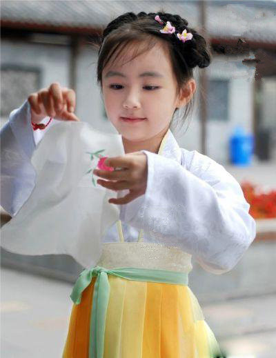 Adorable ! Une petite fille en costume traditionnel chinois (5)