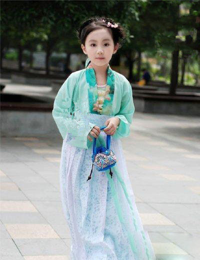 Adorable ! Une petite fille en costume traditionnel chinois (2)