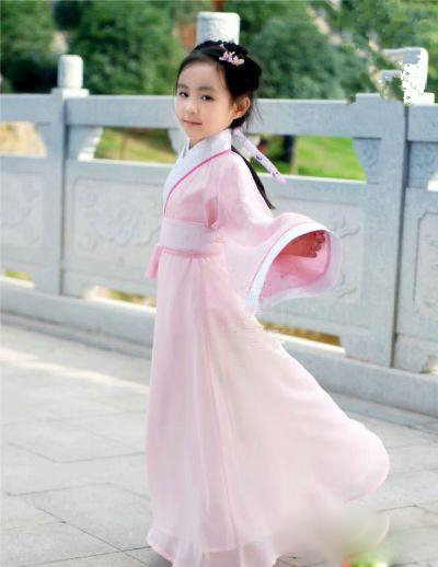 Adorable ! Une petite fille en costume traditionnel chinois (6)