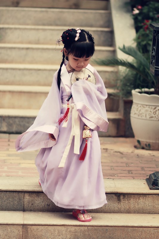 Adorable ! Une petite fille en costume traditionnel chinois (8)