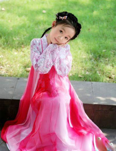 Adorable ! Une petite fille en costume traditionnel chinois