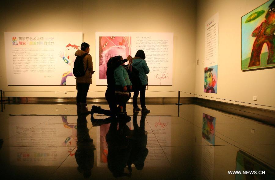 Le 16 décembre 2012, des visiteurs admirent les oeuvres de Juan Ripolles, peintre et sculpteur espagnol très connu, lors de l'exposition « Universe Ripolles » qui se déroule dans le Musée d'art provincial du Jiangsu. (Photo : Xinhua)