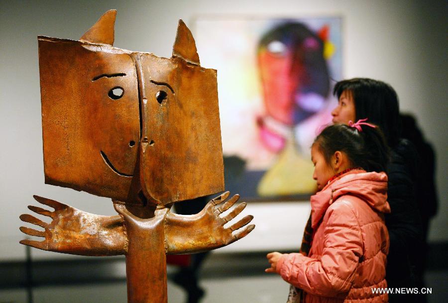 Le 16 décembre 2012, des visiteurs admirent une sculpture de Juan Ripolles, peintre et sculpteur espagnol très connu, lors de l'exposition « Universe Ripolles » qui se déroule dans le Musée d'art provincial du Jiangsu. (Photo : Xinhua)