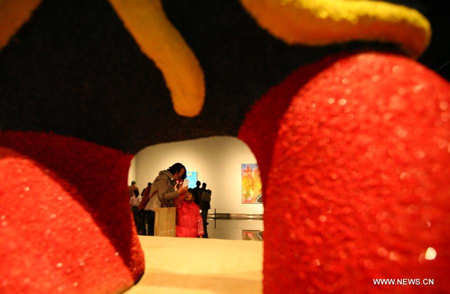 Le 16 décembre 2012, des visiteurs admirent les oeuvres de Juan Ripolles, peintre et sculpteur espagnol très connu, lors de l'exposition « Universe Ripolles » qui se déroule dans le Musée d'art provincial du Jiangsu. (Photo : Xinhua)