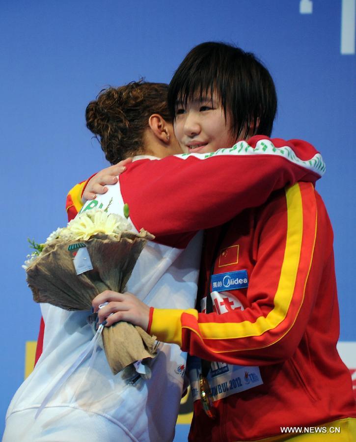 La Chinoise Ye Shiwen, lors de la cérémonie de remise des médailles de la finale du 200 m quatre nages, au quatrième jour des Championnats du monde de natation en petit bassin, à Istanbul, en Turquie, le 15 décembre 2012. Ye Shiwen a remporté le titre en réalisant un temps de 2 minutes et 4,64 secondes