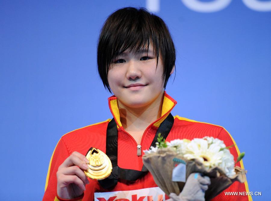 La Chinoise Ye Shiwen, lors de la cérémonie de remise des médailles de la finale du 200 m quatre nages, au quatrième jour des Championnats du monde de natation en petit bassin, à Istanbul, en Turquie, le 15 décembre 2012. Ye Shiwen a remporté le titre en réalisant un temps de 2 minutes et 4,64 secondes