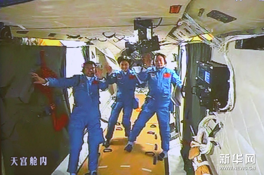 Le 18 juin, une photo collective prise dans le vaisseau spatial Shenzhou