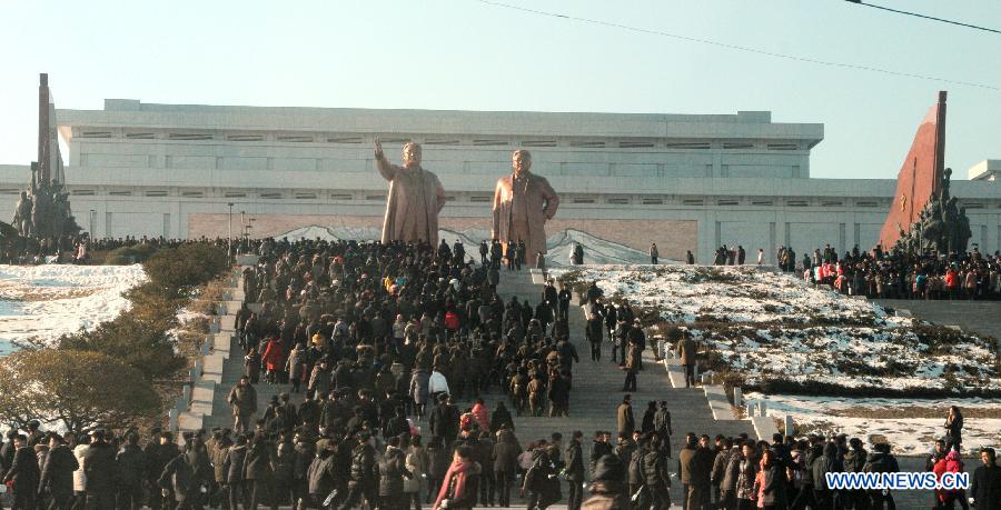 Le haut dirigeant de la RPDC et le peuple rend hommage à feu Kim Jong Il (5)