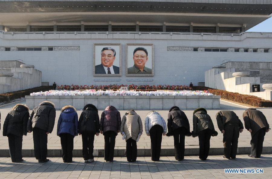 Le haut dirigeant de la RPDC et le peuple rend hommage à feu Kim Jong Il (3)