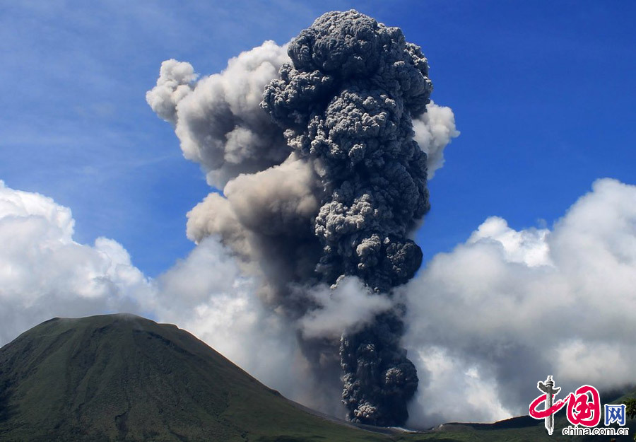 Nouvelle éruption du volcan Lokon en Indonésie