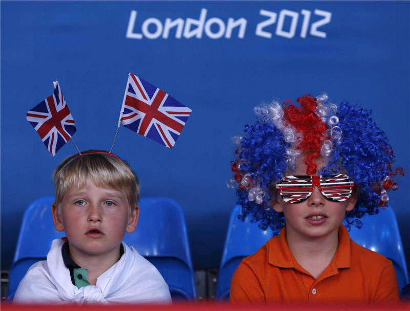 Des jeunes spectateurs regardent les épreuves de judo 81 kg hommes et 63 kg femmes lors des Jeux Olympiques de Londres, le 31 juillet 2012.