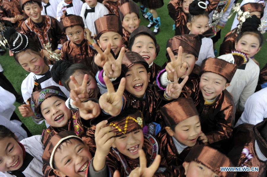 Le 18 décembre, des enfants de l'ethnie Dong participent à une parade de la fête du Sama dans le district Rongjiang du Guizhou en Chine. (Xinhua/Ou Dongqu)