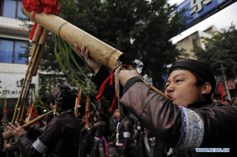 Le 18 décembre, les habitants locaux de l'ethnie Miao participent à une parade de la fête du Sama dans le district Rongjiang du Guizhou en Chine. (Xinhua/Ou Dongqu)