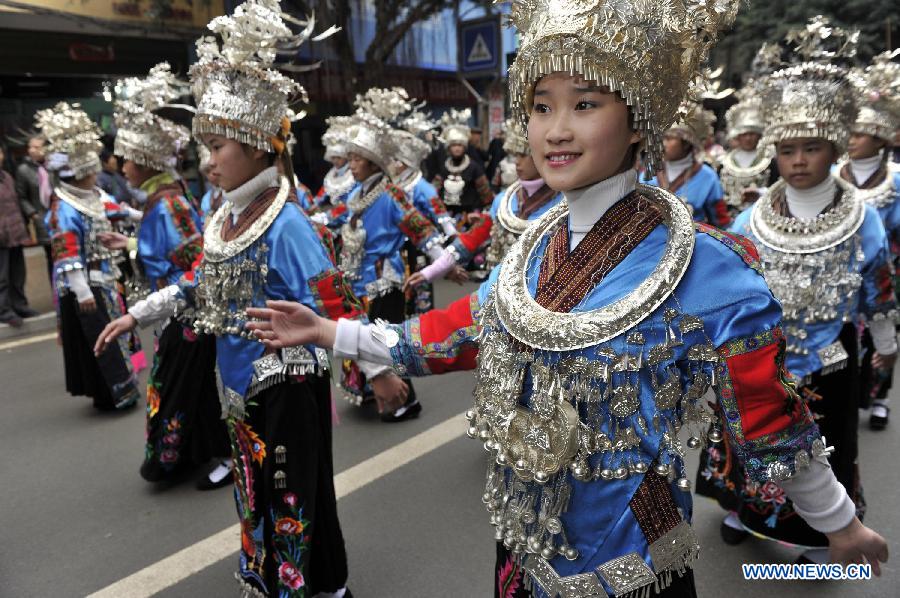 Le 18 décembre, les habitants locaux de l'ethnie Miao participent à une parade de la fête du Sama dans le district Rongjiang du Guizhou en Chine. (Xinhua/Ou Dongqu)